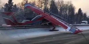 Clip: Phi công quên… đổ xăng, máy bay ‘mắc cạn’ giữa cao tốc