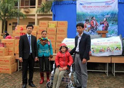 Gần 1.000 chiếc áo ấm đến với trẻ em vùng cao trước ngày tuyết rơi