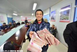 Nông dân Trung Quốc hoan hỷ nhận 'núi tiền' thưởng Tết