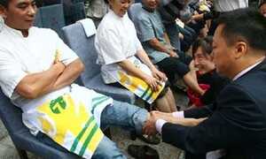 Sếp rửa chân, hát karaoke, cúi đầu cảm ơn dịp Tết khiến nhân viên sốc