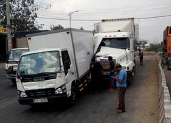 Thót tim chứng kiến cảnh container dính chặt xe tải sau tai nạn liên hoàn