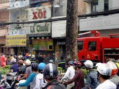 Khói lửa bao trùm căn nhà 6 tầng giữa trung tâm Sài Gòn