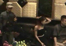 Clip: Đột kích quán karaoke, bắt quả tang 'động' nam nữ thác loạn, 'bay lắc'