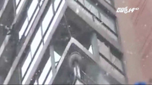Clip: Lên tầng 24 ngắm tuyết, ngã tử vong