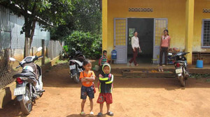 Giáo viên mầm non cắn môi chịu khổ cùng học sinh