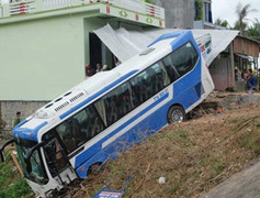 Xe chở đội bóng U19 Bình Định tông sập mái hiên nhà dân, lao xuống lề đường