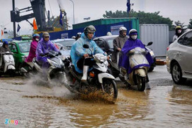 Tắc đường hơn 3 tiếng trong mưa, dân Hà Nội như đi qua mùa lũ