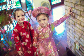 Cặp song sinh nhà Hồng Nhung đẹp như thiên thần trong áo dài Đức Hùng