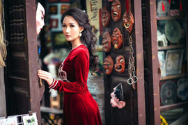 Quý bà Sương Đặng kiêu kỳ với áo dài nhung đỏ