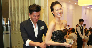 Hiếu Nguyễn ngượng đỏ mặt khi chỉnh sửa váy áo cho Phương Mai