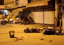 TP.HCM: Hai xe máy lao vào nhau kinh hoàng giữa đêm