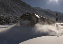 Đầu máy xe lửa quét đường sau bão tuyết kinh hoàng ở Mỹ