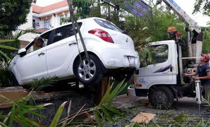 Nữ tài xế lùi xe gây tai nạn, cửa ngõ sân bay Tân Sơn Nhất kẹt cứng