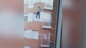 Clip: Quên chìa khóa trong nhà, một người đàn ông chết thảm