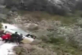 Cao Bằng: Đường đóng băng, ôtô suýt lao xuống vực sâu