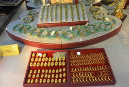 Giá vàng thoái lui, USD giảm giá sốc