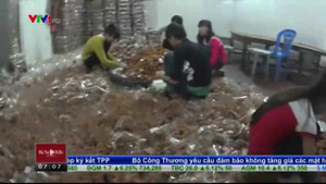Ngất trước công nghệ làm kẹo quẩy siêu bẩn ngày Tết