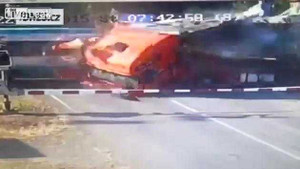 Clip: Kinh hoàng tàu hỏa tông đứt lìa đầu xe tải