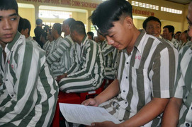 Khấp khởi niềm vui tha tù trước hạn, phạm nhân được về đón Tết