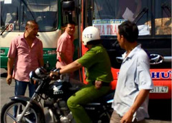 Cảnh sát nổ 3 phát súng trấn áp xe khách ở Sài Gòn