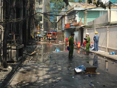 Clip: Cháy lớn giữa Sài Gòn, dân hoảng loạn sơ tán đồ đạc