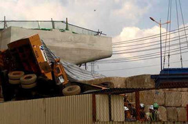 Cần cẩu hàng chục tấn thi công tuyến đường sắt Metro Sài Gòn đổ sập