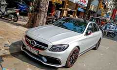Siêu xe Mercedes C63 AMG 4,6 tỷ lăn bánh trên đường Sài Gòn