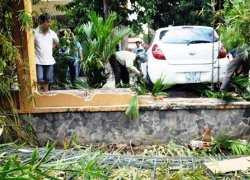 Clip: Xe mất lái húc tường rào Hải quan sân bay Tây Sơn Nhất