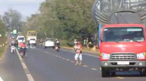 Nam thanh niên hung hãn lao ra đường chặn xe, ném đá