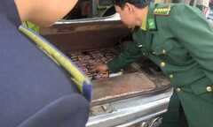 Giấu hàng trăm quả pháo trong ngăn bí mất của xe ô tô