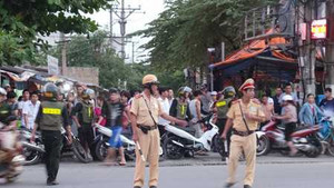 Cảnh sát đón lõng đoàn 'xe điên' Mazda lạng lách, đánh võng ở thủ đô