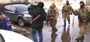 An ninh Ukraine bịt mặt xông vào lục soát, lấy tiền ở chung cư Làng Sen của người Việt