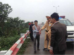 CSGT lội ruộng truy đuổi nhóm nghi cướp trên taxi