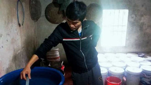 Cả khu phố hoang mang vì nước sạch bốc mùi thuốc tẩy