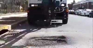 Tròn mắt xem máy vá đường ổ voi, ổ gà