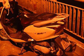 Va chạm xe, một người nước ngoài rơi xuống sông Hồng