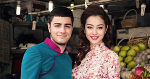 Jennifer Phạm diện áo dài đi sắm đồ Tết cùng 'trai lạ'