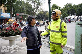 Hà Nội: Nhiều người đi bộ ngỡ ngàng khi bị CSGT 'tuýt còi'