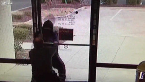 Clip: Quản lý ngân hàng đối đầu với cướp ngoạn mục