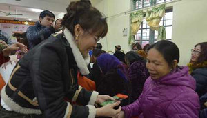 Nữ CEO VietJet hát tặng người nghèo