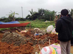 Mộ mới chôn bị đào bới tứ tung, thi thể mất một phần đầu gối