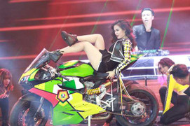 Hoàng Thuỳ Linh bốc lửa khoe vũ đạo trên mô tô