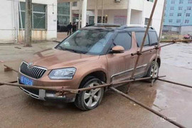 Công ty chây ỳ trả lương, dùng thanh giàn giáo 'giam' xe của sếp