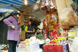 Sắm đồ cúng ông Công, ông Táo ở 'chợ nhà giàu'