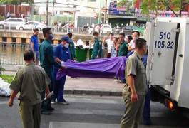 Thi thể nam thanh niên trôi trên kênh Nhiêu Lộc