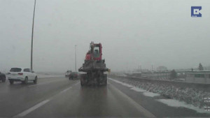 Clip: Hãi hùng xe tải đang đi trên đường văng bánh trước