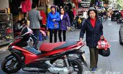 Vỉa hè bị 'ăn cướp', người đi bộ phải làm sao để không bị phạt?