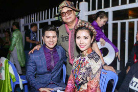 Á Hậu Thúy Vân và MC Vũ Mạnh Cường đón Tết cùng công nhân