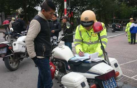 Hơn 100 người đi bộ phạm luật đã bị CSGT Hà Nội xử phạt