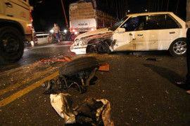 Xe ô tô rụng bánh, đoàn xe tải nhích từng chút trên cầu